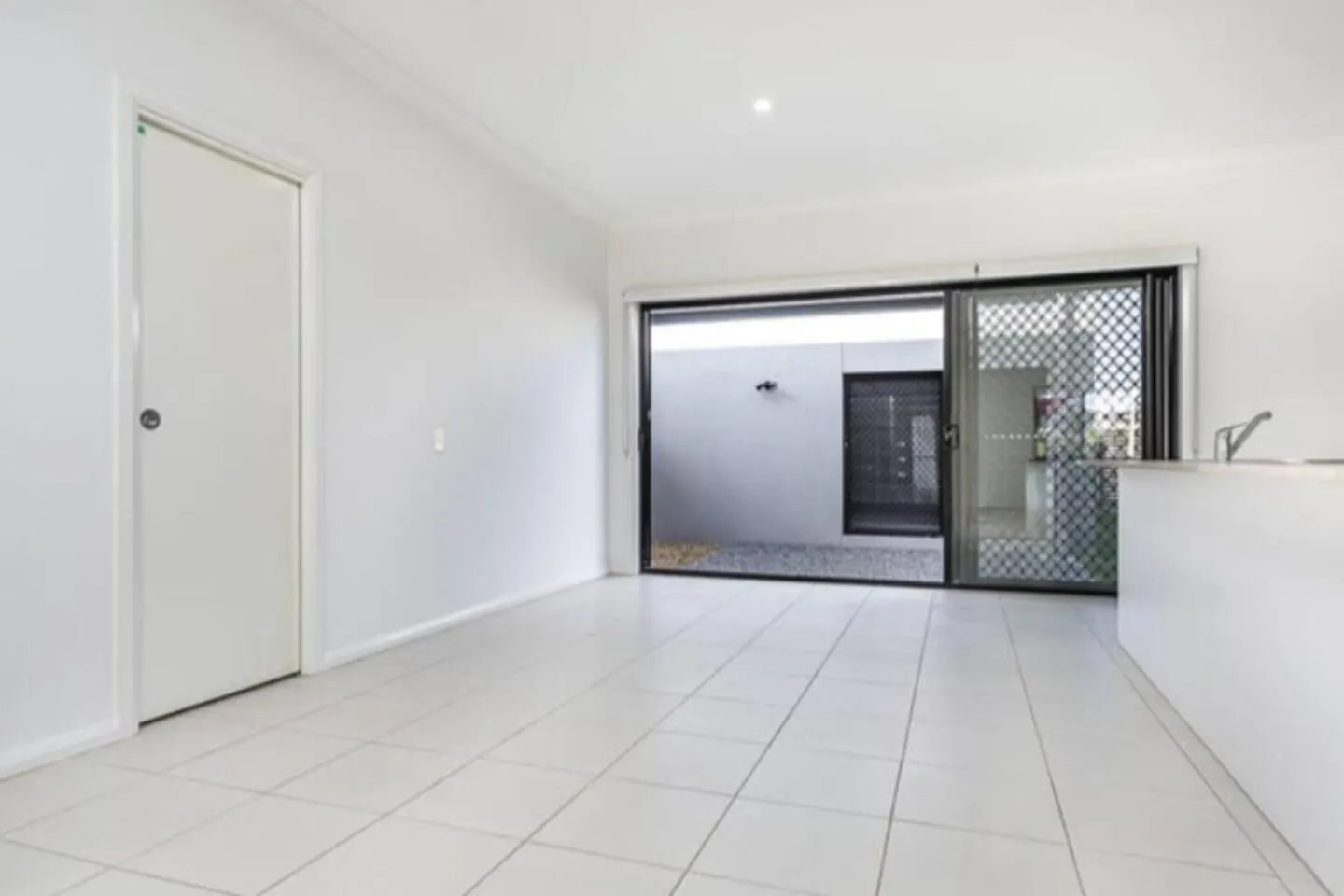 Modern Elegance Near Lakes Train Parks And Beaches North Lakes