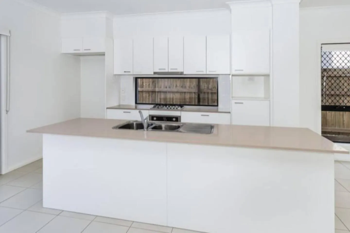 Modern Elegance Near Lakes Train Parks And Beaches North Lakes Australia